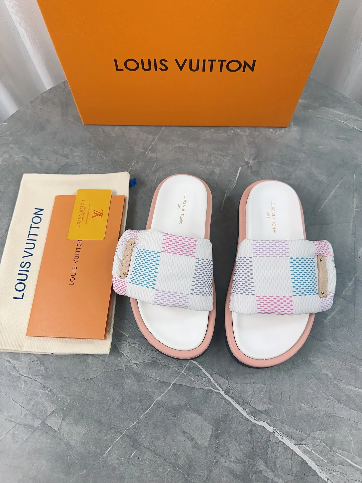 👟👟Ex-factory price 360👟👟 Women's Shoes Women's Clothing LV Donkey Brand L Home 2024 Hot Style Embossed Logo Embossed Sandals This Pool Pillow Comfort flat sandals are made of technical fabrics and use high-frequency embossing technology to reinterpret the Monogram pattern. Soft padded upper with adjustable Velcro, comfortable and tough insole adds harmonious color ▪️Fabric: Original customized technical fabric ▪️Lining: soft sheepskin lining ▪️Sole: Original open-molded rubber foam outsole Color: sky blue. Yellow. Black ▪️Size: 35-45